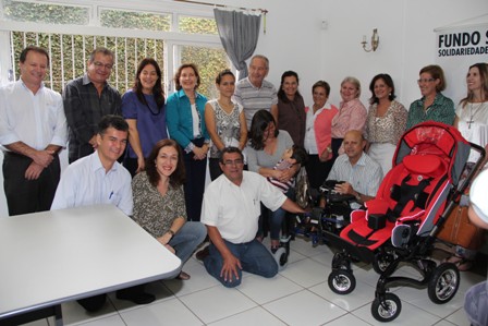 Fundo Social de Solidariedade e Câmara doam aparelhos para a família de Gustavinho