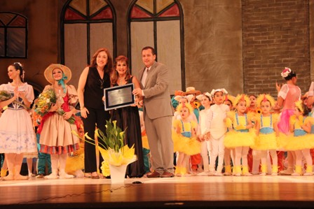 Bailarina recebe título de Cidadã Benemérita após espetáculo no Teatro Municipal