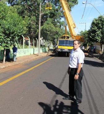 Por iniciativa de Adilson Vital, eucalipto  gigante é removido de escola do Melhado