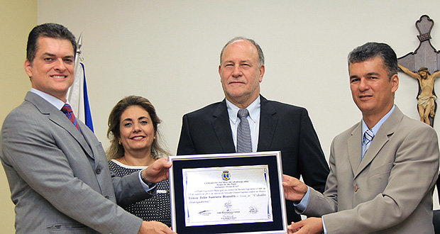 Dr. Lineu Biazotti é homenageado com o título de Cidadão Araraquarense. Veja o vídeo.