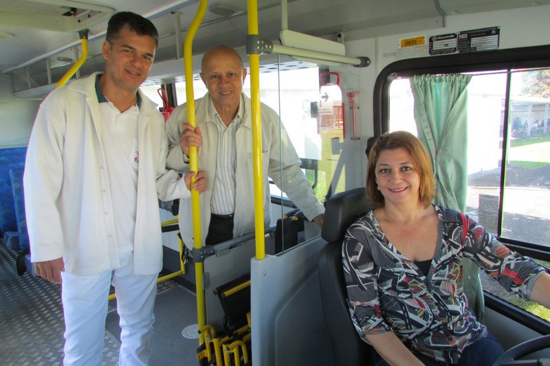 Vereadores prestigiam a entrega de micro-ônibus para a Apae