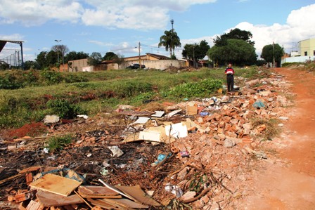 Pastor Raimundo: “População transformou terreno em lixão por conta própria”