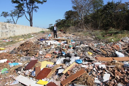 Depósito de lixo clandestino – Cruzamento com falta de sinalização – Pastor Raimundo busca solução