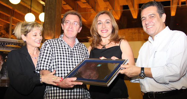 Gino Savino recebe título de “Honra ao Mérito” em noite de autógrafos no Municipal