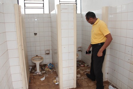 “Vestiários e banheiros de área esportiva precisam de manutenção imediata”, diz Vereador Raimundo Bezerra 