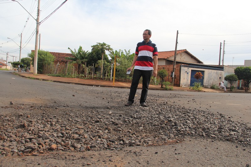 Bezerra pede recape em rua cheia de pedras soltas (Com vídeo)
