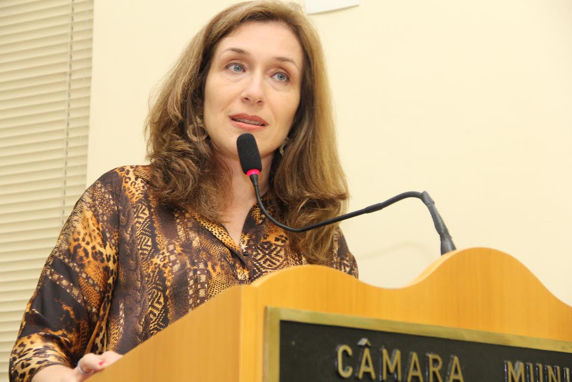 Juliana Damus questiona gastos de campanha publicitária da Prefeitura
