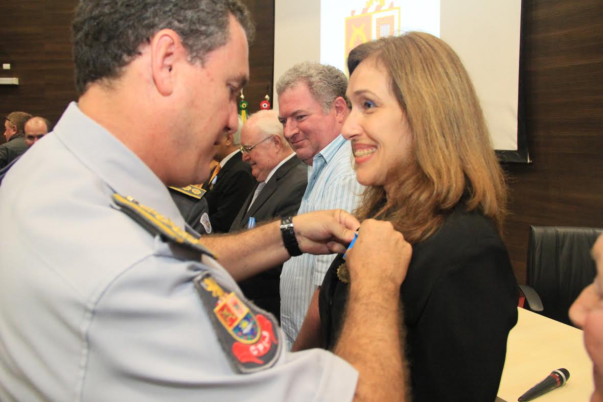 Juliana Damus é homenageada com medalha no aniversário de 58 anos do Batalhão da PM