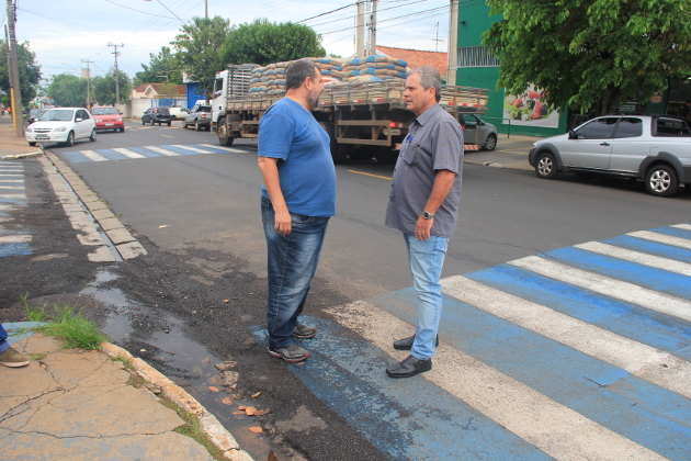 Trânsito na avenida Estrada de Ferro oferece risco a pedestres
