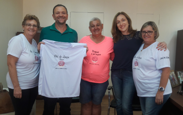 Juliana Damus comemora apoio da Prefeitura a projetos do Grupo Chá de Lenços