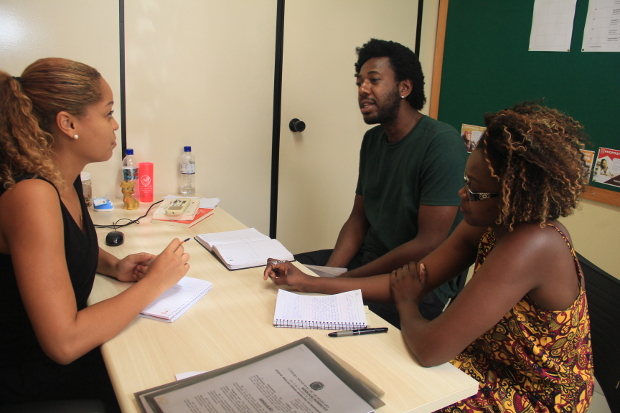 Thainara Faria se reúne com coordenador e gestora de unidade do Centro de Referência Afro