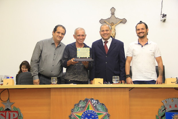 Benedito Carlos de Oliveira é homenageado pelo Dia do Carteiro na Câmara Municipal (com vídeo)
