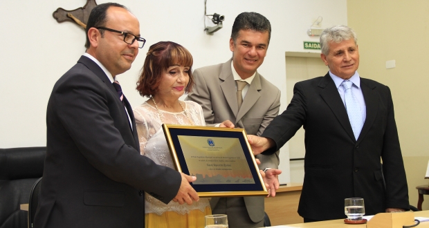 Escritora Darcy Dantas recebe Título de Cidadã Araraquarense na Câmara (com vídeo)