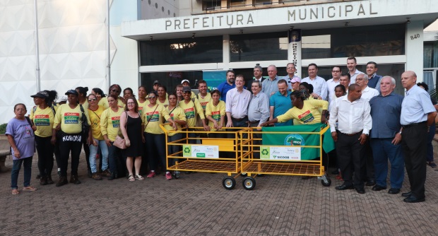Cooperativa Acácia recebe 45 carrinhos para transporte de recicláveis