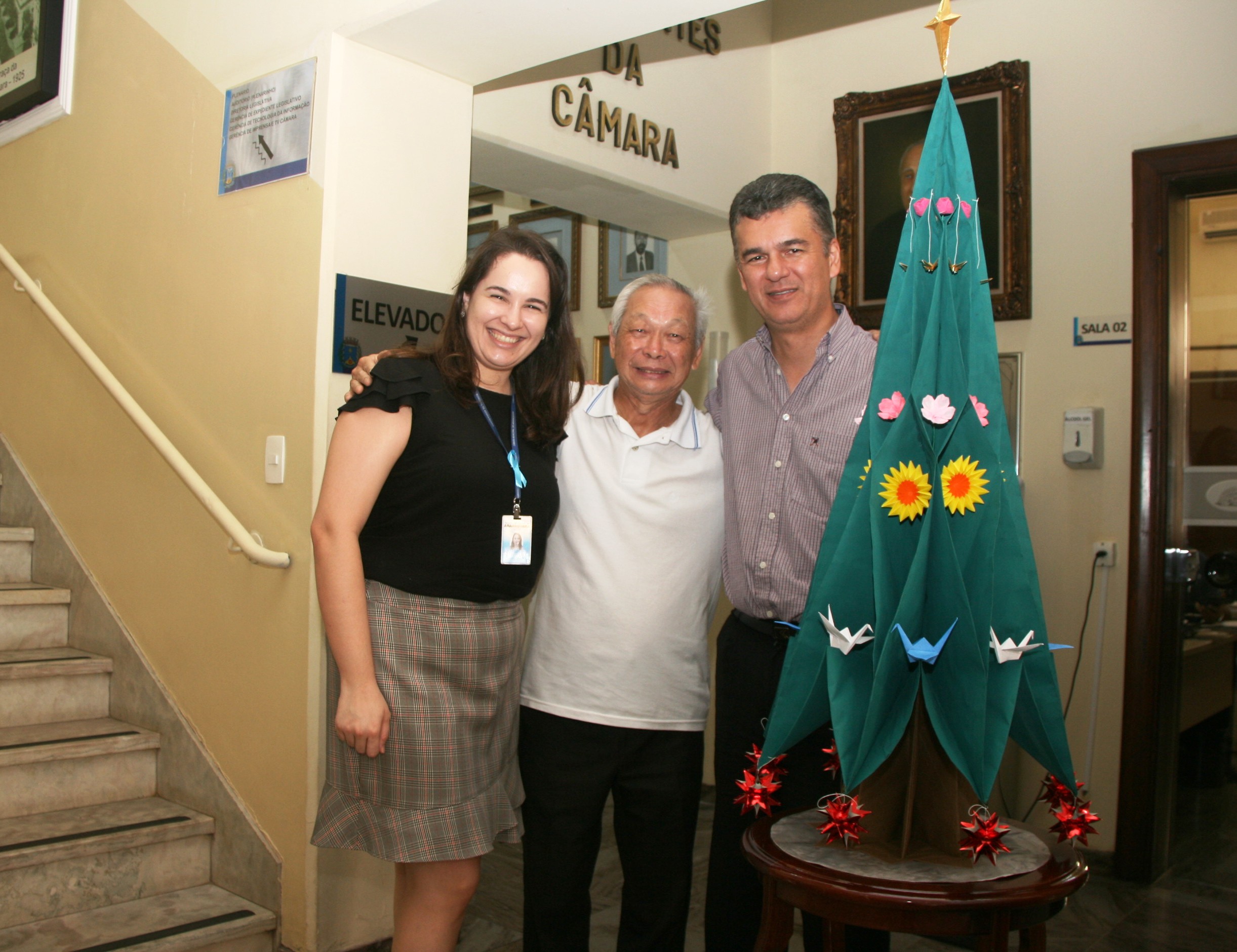 Câmara Municipal recebe Árvore de Natal em origami de Jorge Okada