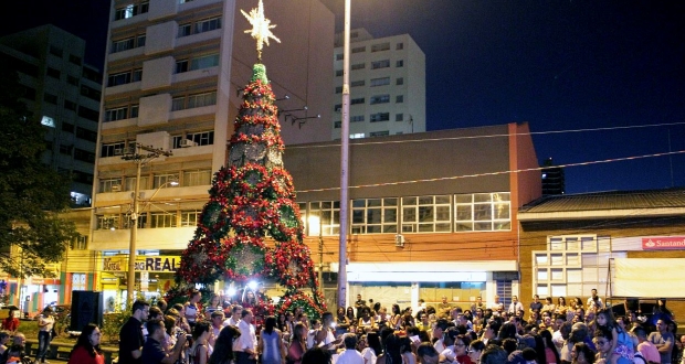 Com toque ecológico, árvore de Natal é inaugurada em Araraquara