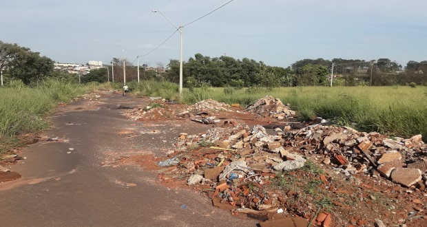 Lixo toma conta de terrenos na Avenida São João