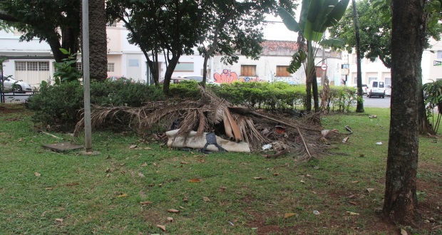 Lixo preocupa frequentadores da Praça Pedro José Neto