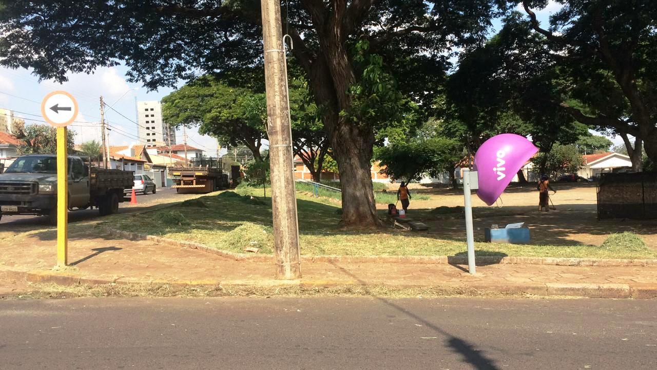 Capinação e limpeza na Praça do Santana são realizadas após indicação