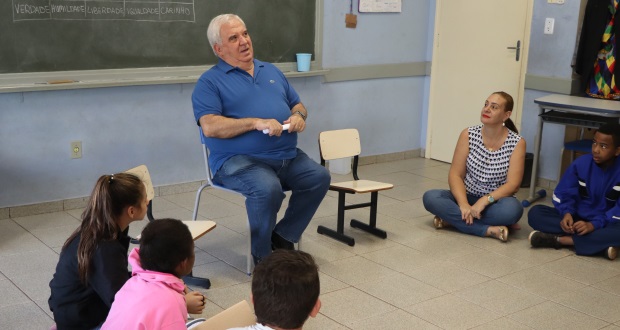 Estudantes do CEC Aléscio Gonçalves dos Santos entrevistam vereador