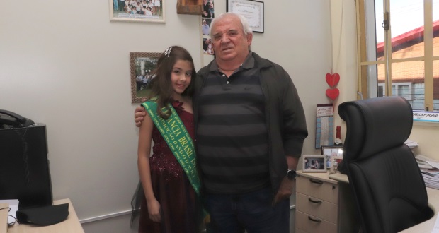 Miss Elegância Brasil 2019 visita Câmara Municipal