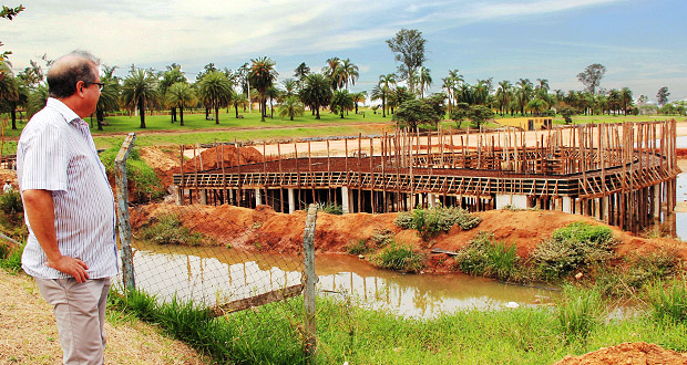 Jair Martineli visita obras no Pinheirinho