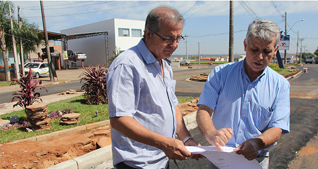 Jair Martineli vistoria junto com Coca novo complexo viário na Maurício Galli