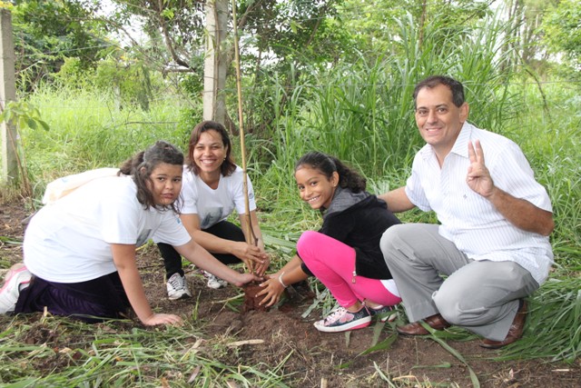 São crianças aprendendo a cuidar do meio ambiente, diz Adilson Vital em plantio de árvores