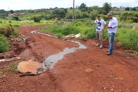 Édio pede solução para esgoto a céu aberto no Parque Gramado