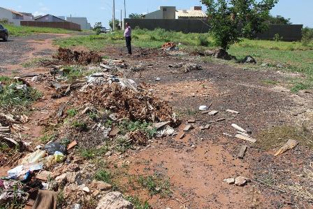 Roberval Fraiz pede limpeza de rua no Cidade Jardim