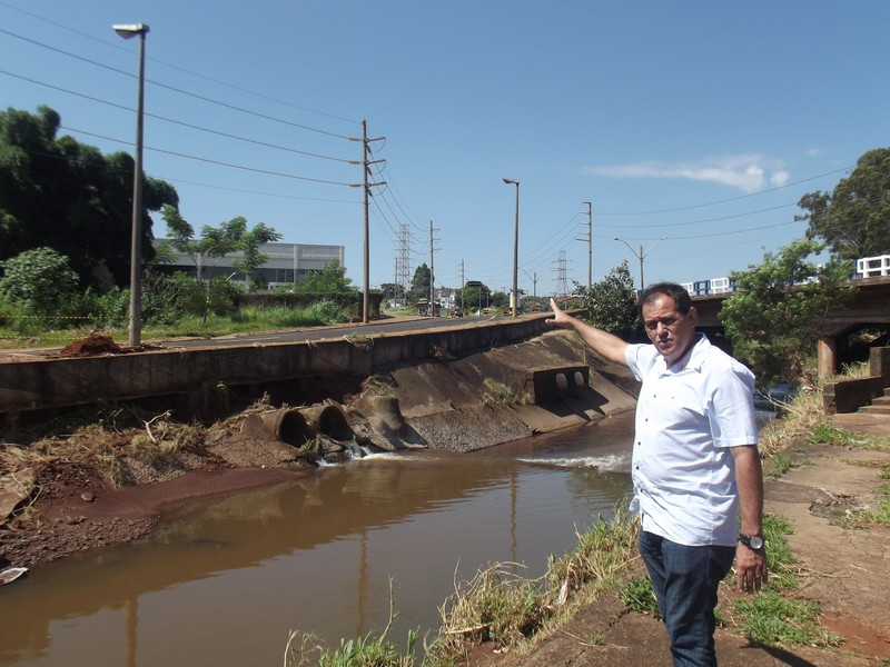 Adilson Vital pede instalação de guardrails nas margens do Córrego do Ouro