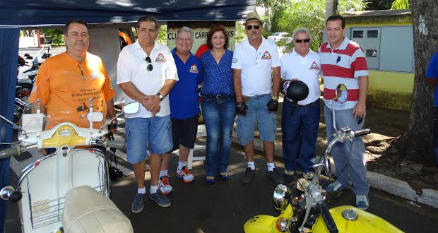 Vereadores Boi e Edna acompanham encontro de motos antigas