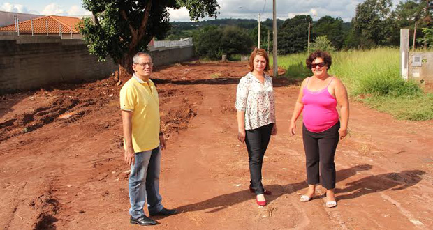 Edna Martins e Adilson Vital vistoriam  pavimentação de ruas no Jardim Aclimação