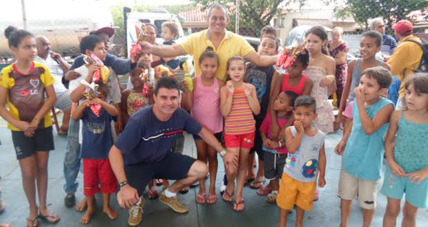 Adilson Vital participa da entrega de ovos de páscoa na praça do Cecap