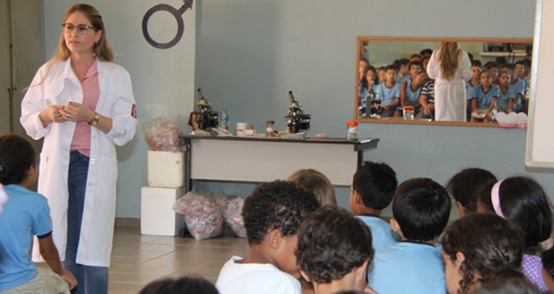 Alunos de escola do campo participam da Semana de Prevenção à Verminose