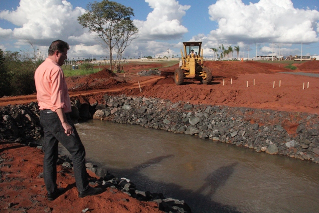 Simioni fiscaliza canteiro de obras e alerta para assoreamento do Ribeirão das Cruzes