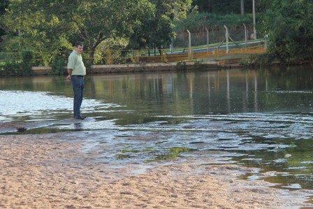 Simioni visita represa do Ribeirão das Cruzes e cobra providências urgentes devido a sério problema de assoreamento 