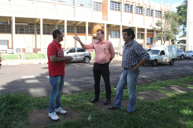 Simioni confere obras para melhorar tráfego em frente ao IQ 