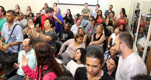 Protesto inviabiliza Sessão da Câmara Municipal