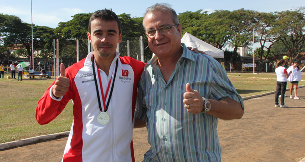 Martineli participa da entrega de premiações nos Jogos Regionais em Araraquara