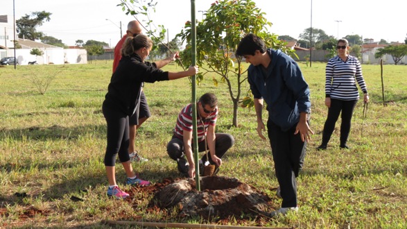 Simioni participa de plantio de árvores com moradores do Jardim do Bosque