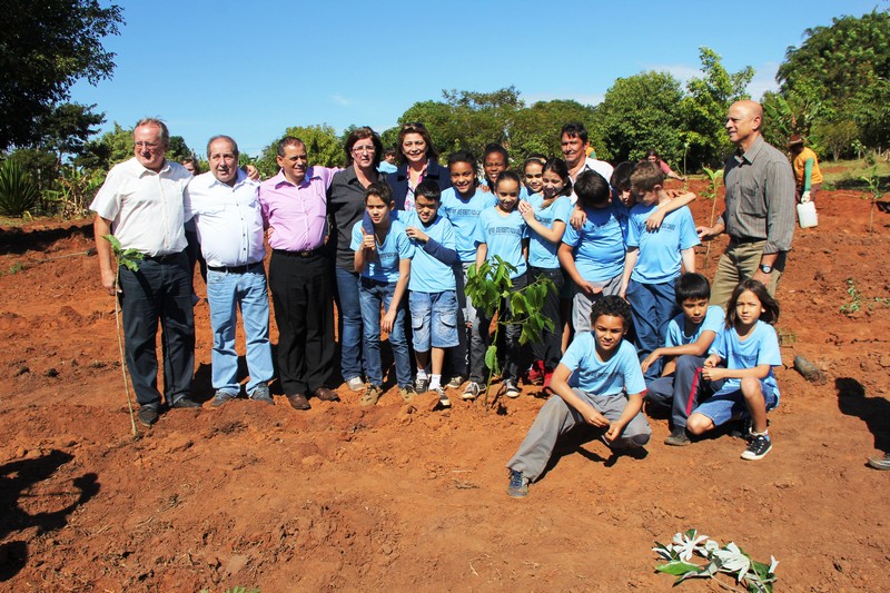 Vereadores plantam mudas de árvores na Chácara Flora