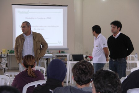 Édio Lopes viabiliza demonstração de equipamento para portadores de paralisia cerebral