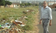 Moradores recorrem a Vital para solucionar problemas com entulho