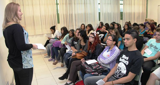 Gabriela Palombo fala sobre oportunidades no  ensino superior a alunos da E.E. “Victor Lacorte”