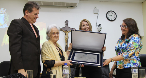 Professora Dulce Whitaker, do mestrado da Uniara, recebe título de cidadã araraquarense