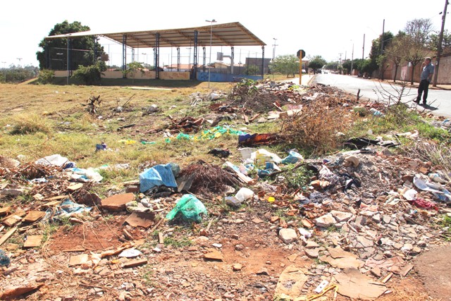 Jair Martineli pede limpeza de terreno no Jardim Acapulco