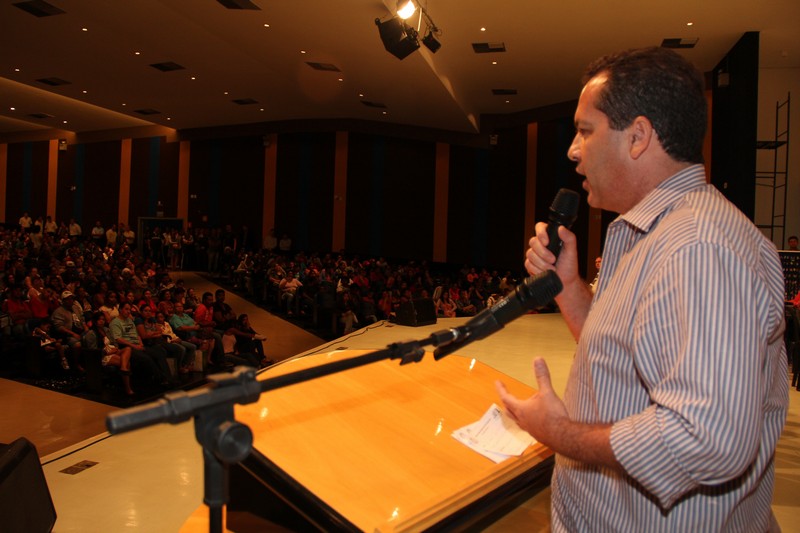 'Esse é o patrimônio de vocês para toda uma vida', diz Boi em entrega de casas populares