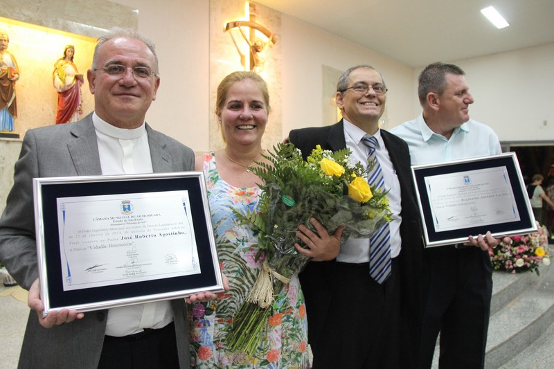 Padre e diácono recebem honraria após missa na igreja do Melhado