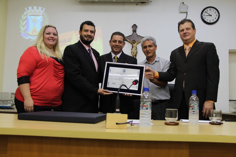 Simioni entrega Título de Cidadão Benemérito ao historiador Rogério Tampellini